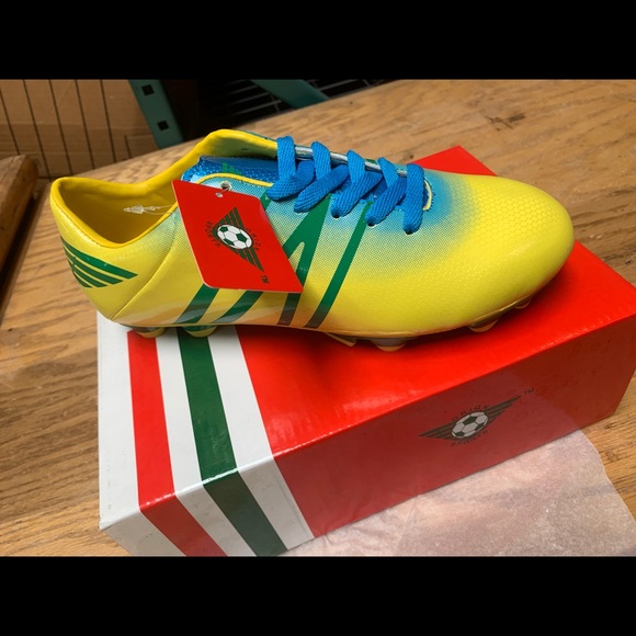 Brazil Soccer Outdoor Cleats Size 9 - Picture 2 of 4